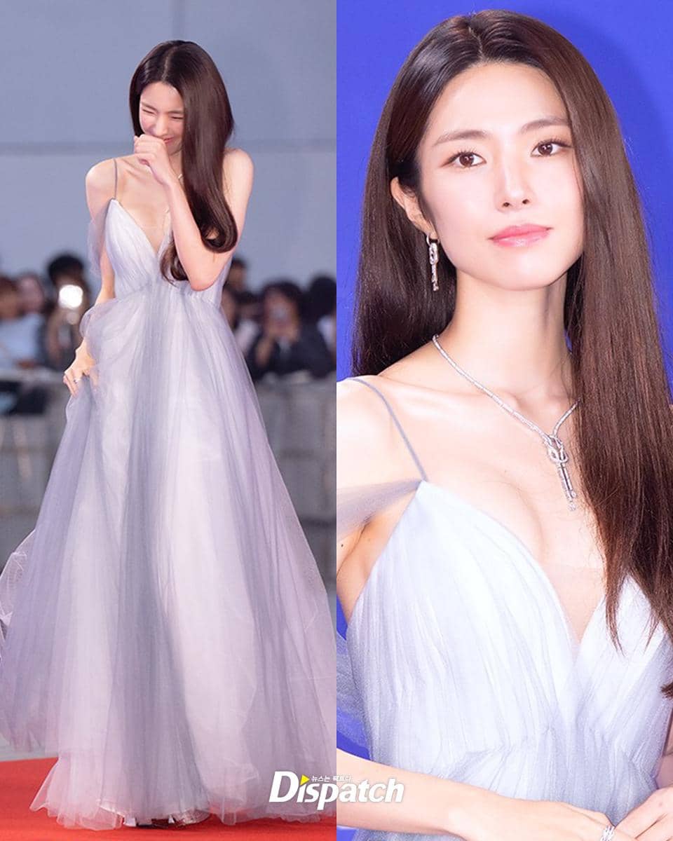 여자 셀럽들의 아름다움 축복 진짜 끝이 없네오늘(18일), 인천 파라다이스시티 호텔에서 ‘제4회 청룡시리즈어워즈’ 레드카펫 행사가 열렸습니다.레드카펫에 오른 여자 셀럽들 (8).jpg