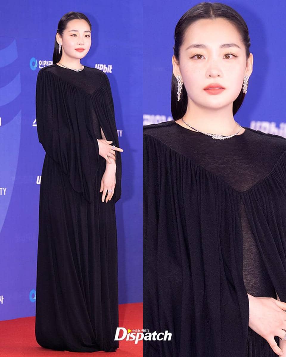 여자 셀럽들의 아름다움 축복 진짜 끝이 없네오늘(18일), 인천 파라다이스시티 호텔에서 ‘제4회 청룡시리즈어워즈’ 레드카펫 행사가 열렸습니다.레드카펫에 오른 여자 셀럽들 (2).jpg