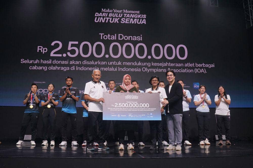 Penyerahan donasi sebesar Rp2,5M untuk atlet lintas cabang dalam acara 'Make Your Moment: Dari Bulu Tangkis Untuk Semua'. (Dok. OPPO Indonesia)