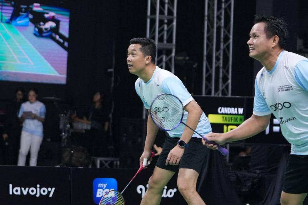 Potret pertandingan Taufik Hidayat bersama Candra Wijaya di lapangan dalam acara 'Make Your Moment: Dari Bulu Tangkis Untuk Semua'. (Dok. OPPO Indonesia)