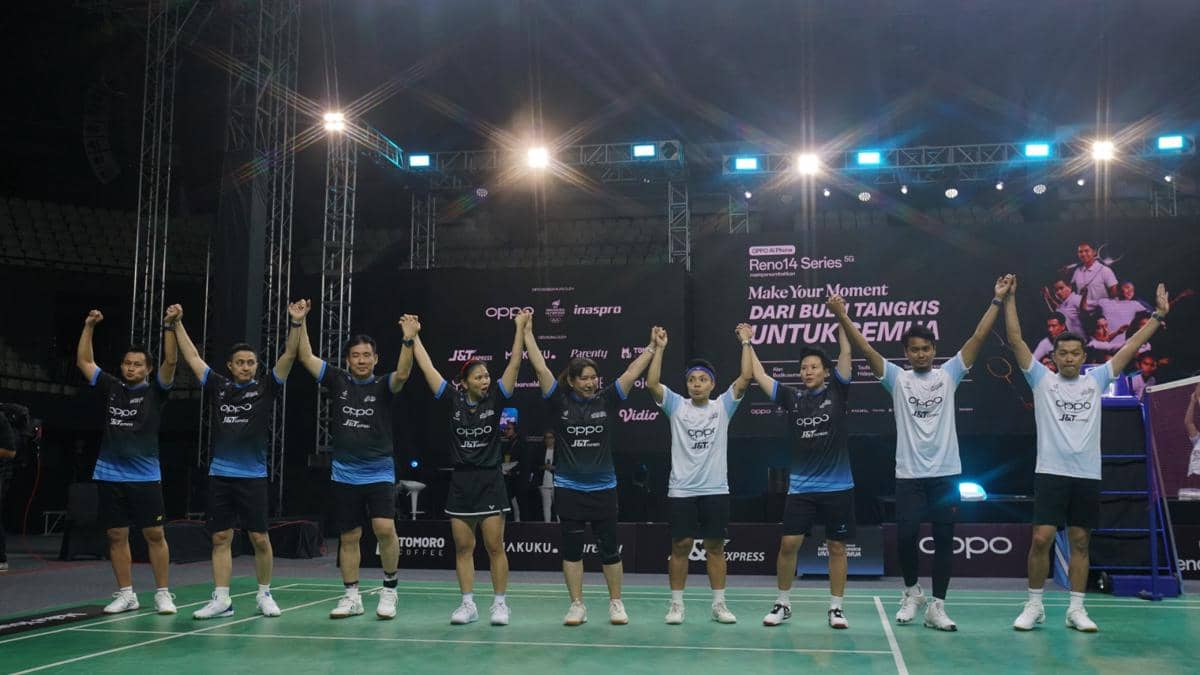 Momen bersejarah 9 legenda bulu tangkis di satu lapangan dalam acara  'Make Your Moment: Dari Bulu Tangkis Untuk Semua'. (Dok. OPPO Indonesia)