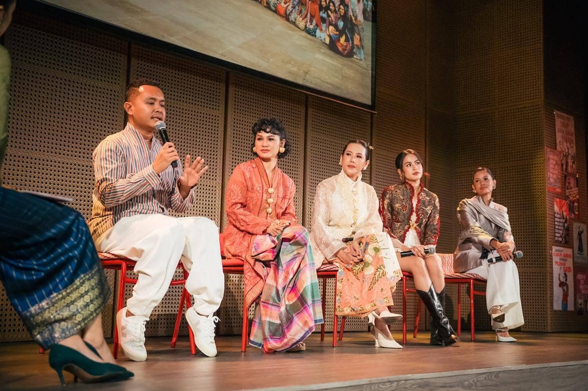 Hagai Pakan (kiri) selaku Konseptor dan Penata Busana #KitaBerkebaya.jpg