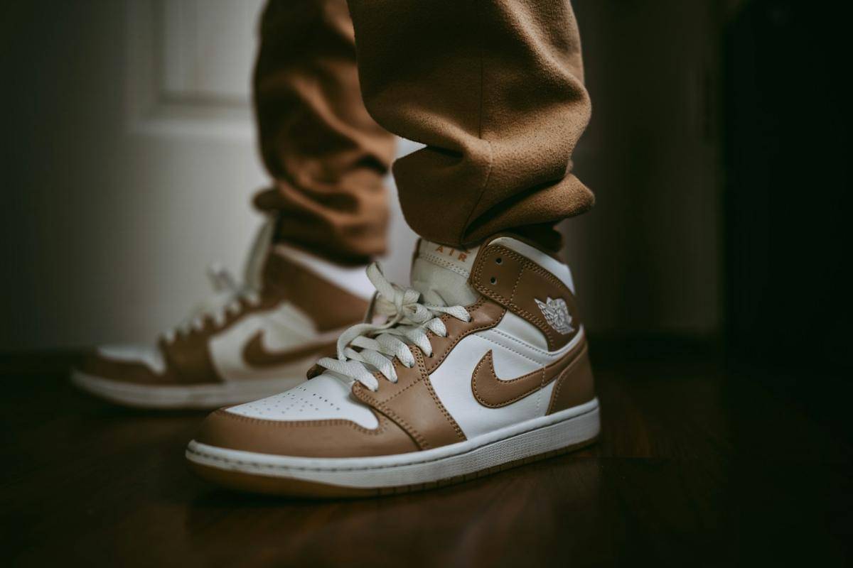 potret sepatu Nike cokelat pria 