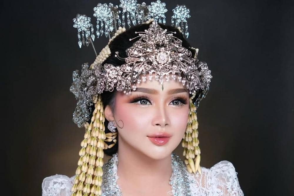 Manzila MUA (instagram.com/@manzilla.th)