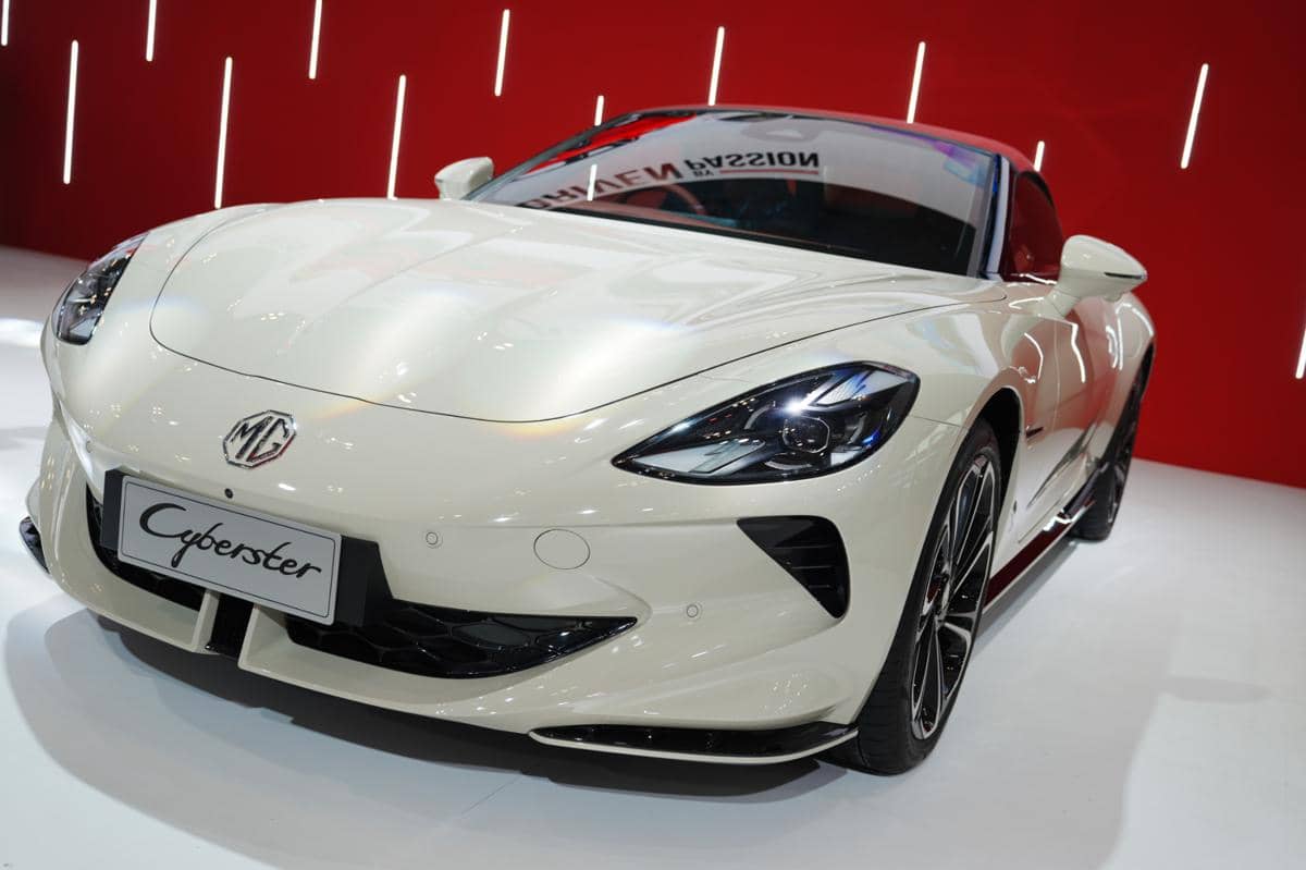 Cyberster Beige Red Top-1.JPG