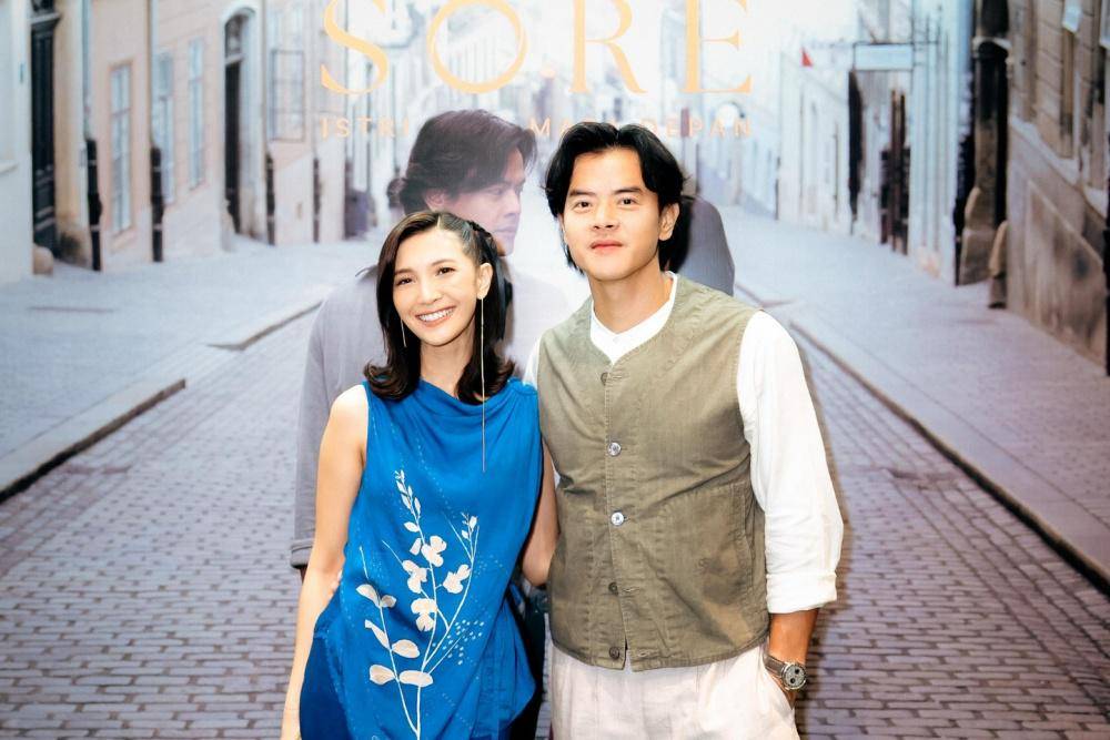 sheila-dara-dan-dion-wiyoko-pemeran-film-sore-istri-dari-mas-okl2.jpg