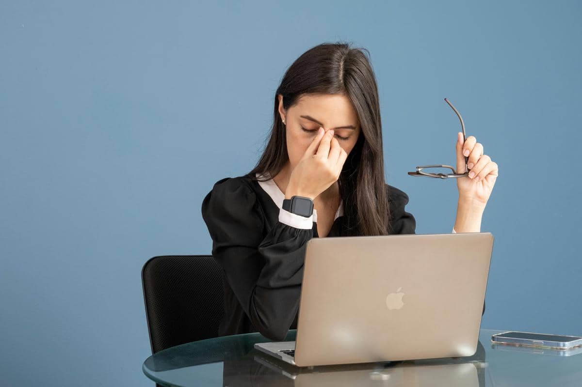 ilustrasi merasa burnout (pexels.com/Matthew Cain)