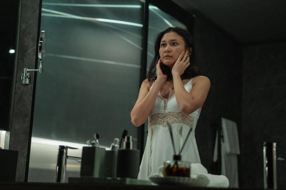 ANormalWoman_Netflix_TRI07290_05909.jpg