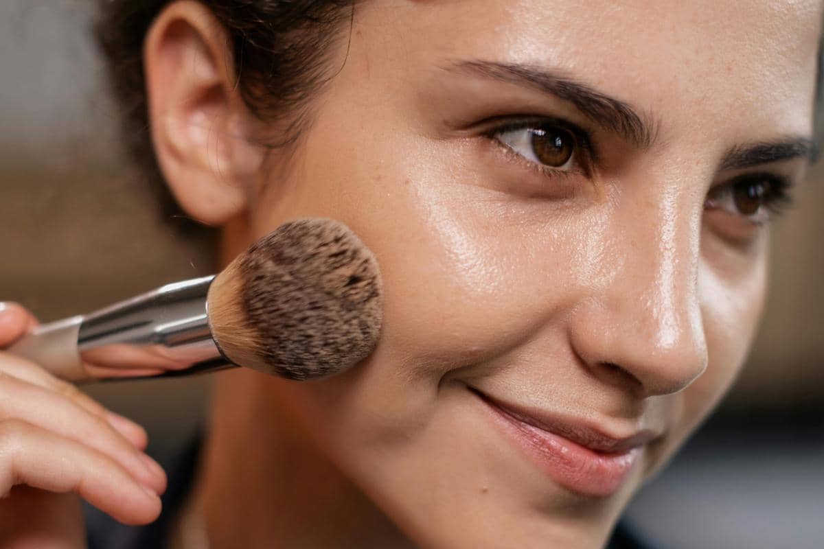 Ilustrasi menggunakan makeup