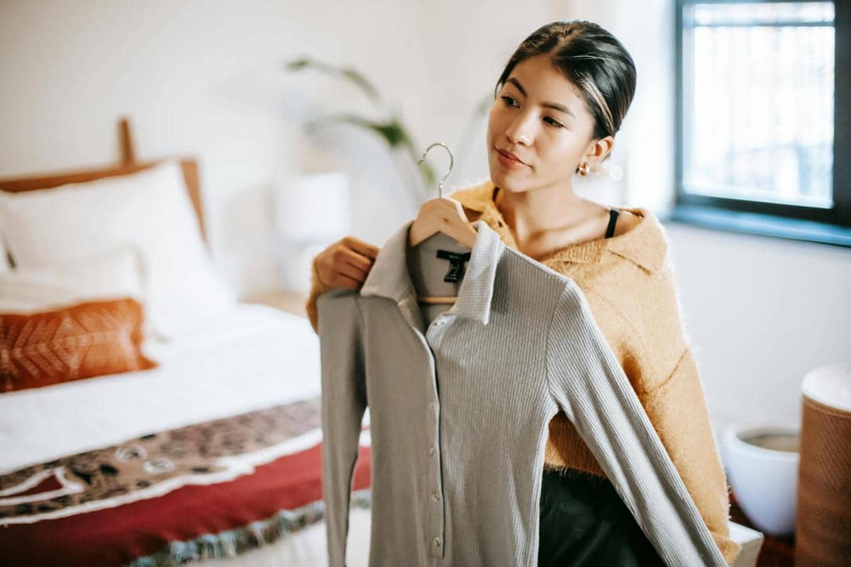 Ilustrasi wanita sedang memilih baju