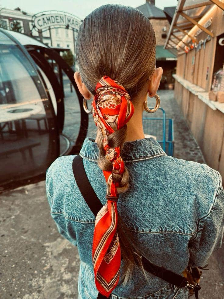 ide styling rambut ponytail dengan scarf