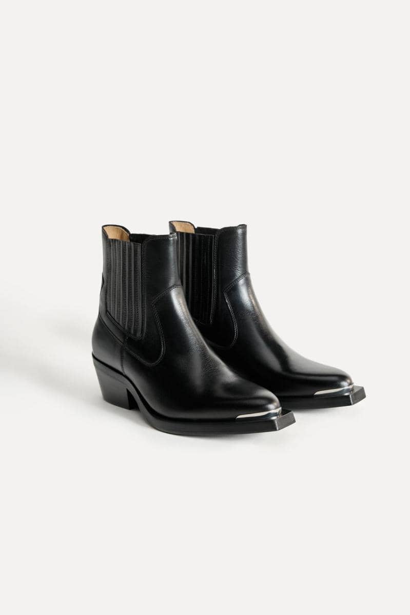 rekomendasi sepatu boots Zara
