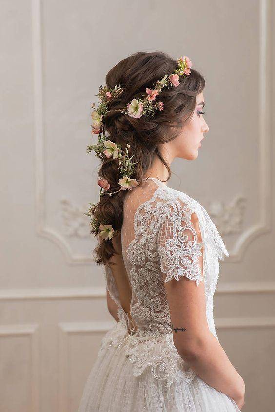 ide styling rambut panjang dengan flower crown