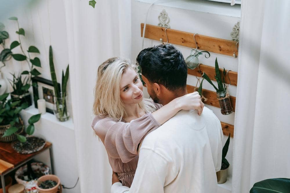 ilustrasi istri merayu suami (pexels.com/Anna Pou)