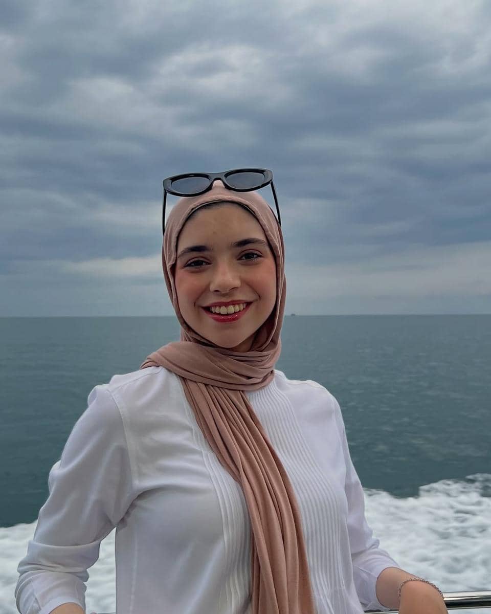 profil Isabel Azhari