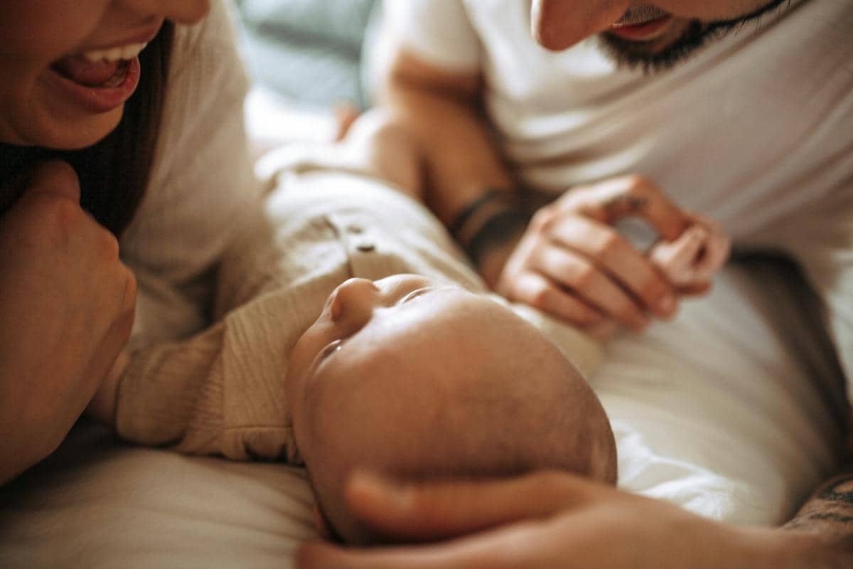 ilustrasi orang tua mengasuh bayi (unsplash.com/Taylor Gray)