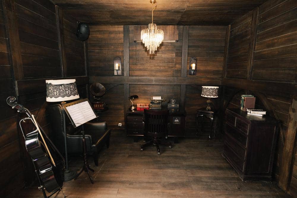 Sisi kamar Wednesday di Nevermore Academy Cabang Indonesia.jpg