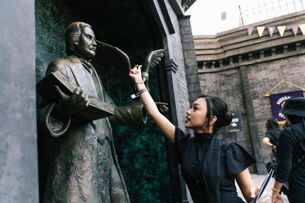 Naura Ayu  menjentikkan jari untuk membuka Nightshade Library.jpg