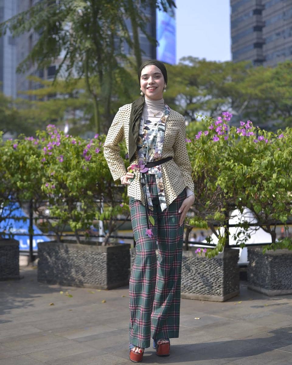 Isabel Azhari mengenakan Celana Tartan dan Kebaya Motif