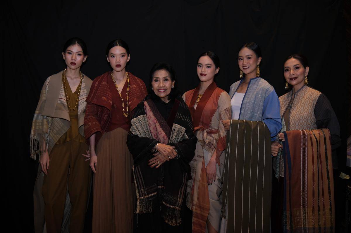 Muse dan model memeragakan Ulos Ragi Idup dan ragam Tenun Batak dengan teknik turunannya, koleksi pakaian kolaborasi Tobatenun dengan Eridani dan Carmel.JPG