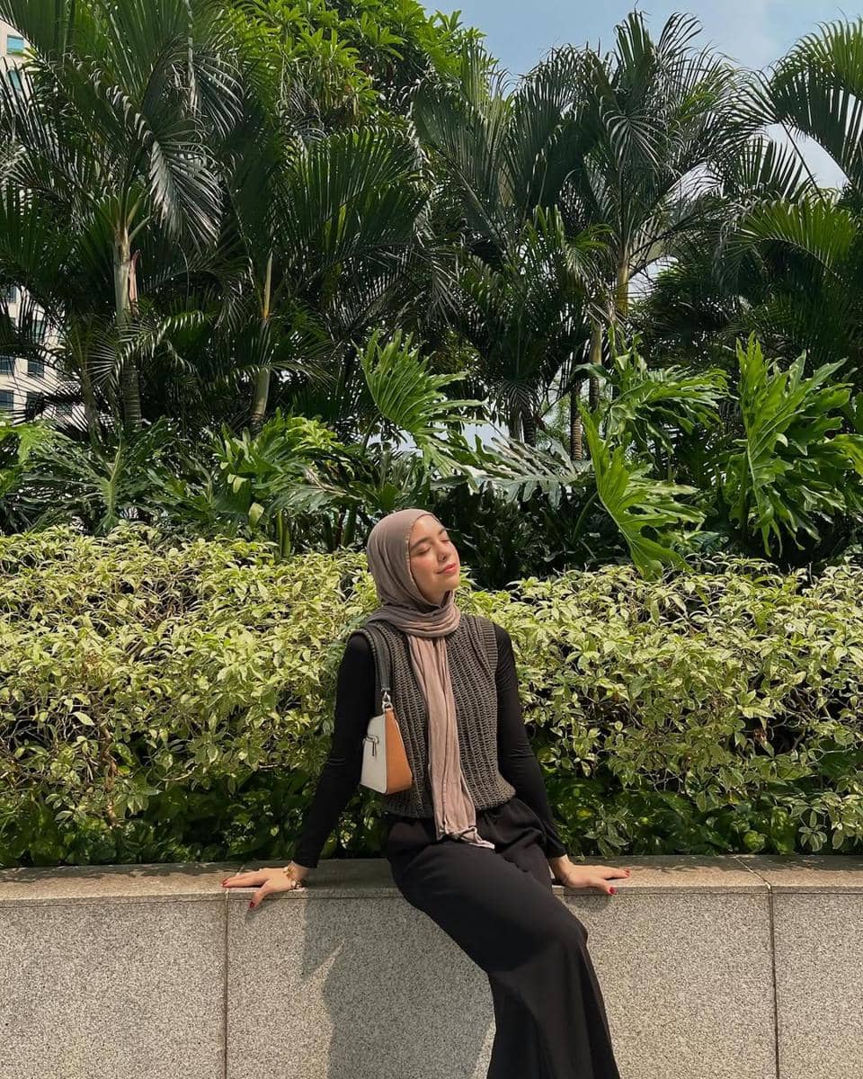 Isabel Azhari mengenakan Inner Hitam dan Vest