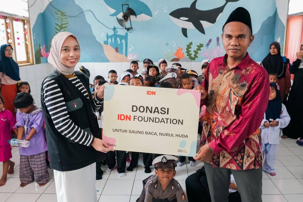 Pemberian Donasi Pesta Anak Bahagia kepada  Saung Baca.jpg