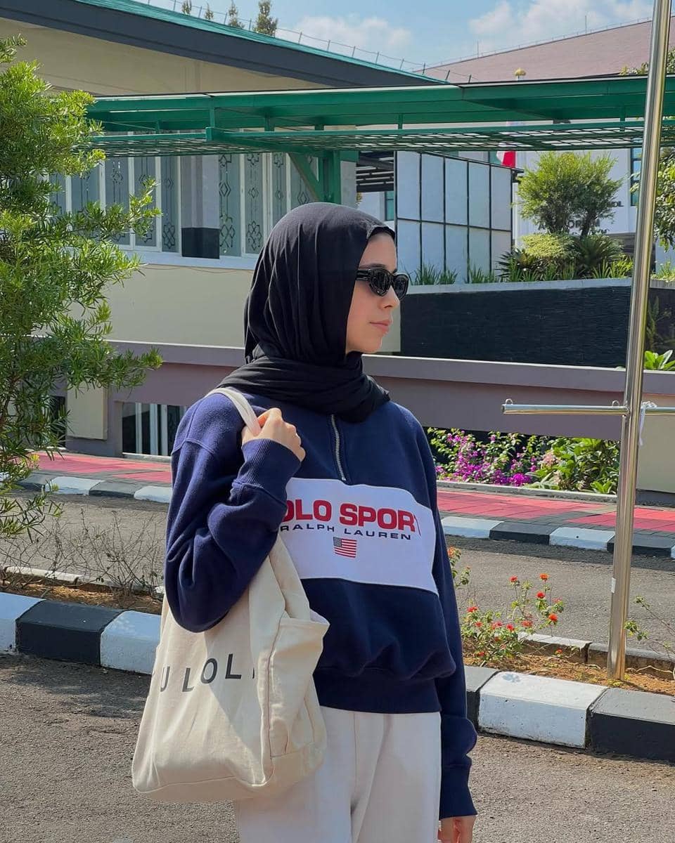 Half Zip Polo dan Celana Putih