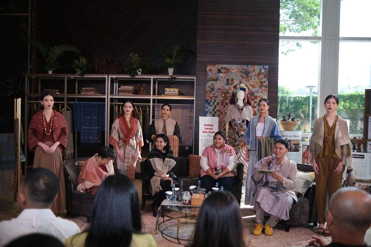 Ibu Dr. Ratna Panggabean (Desainer dan ahli tekstil), Ibu Adiati Siregar (Muse), Ibu Kerri Na Basaria (CEO & Founder Tobatenun), Anung Kamaswara (Associate Creative Director).JPG
