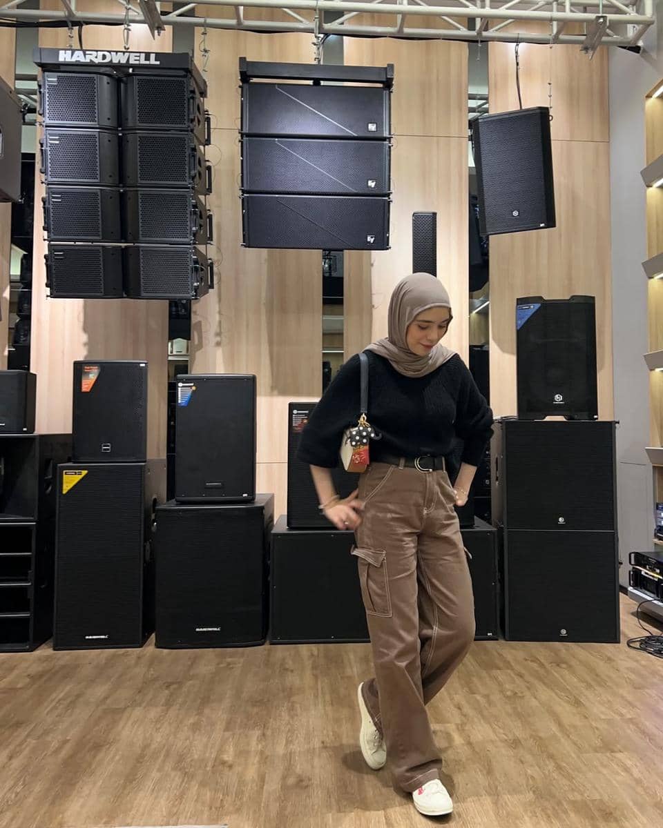 Isabel Azhari mengenakan Kaus Hitam dan Celana Cargo 