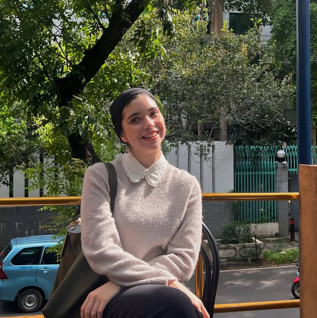 Isabel Azhari mengenakan Sweater dan Turban 