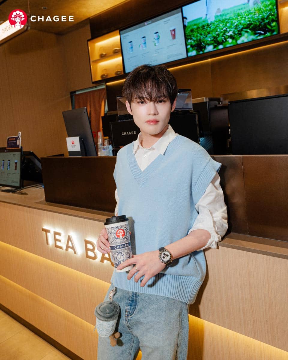 CHENLE 'NCT' berada di gerai CHAGEE terbaru di Gandaria City. (Dok. CHAGEE Indonesia)