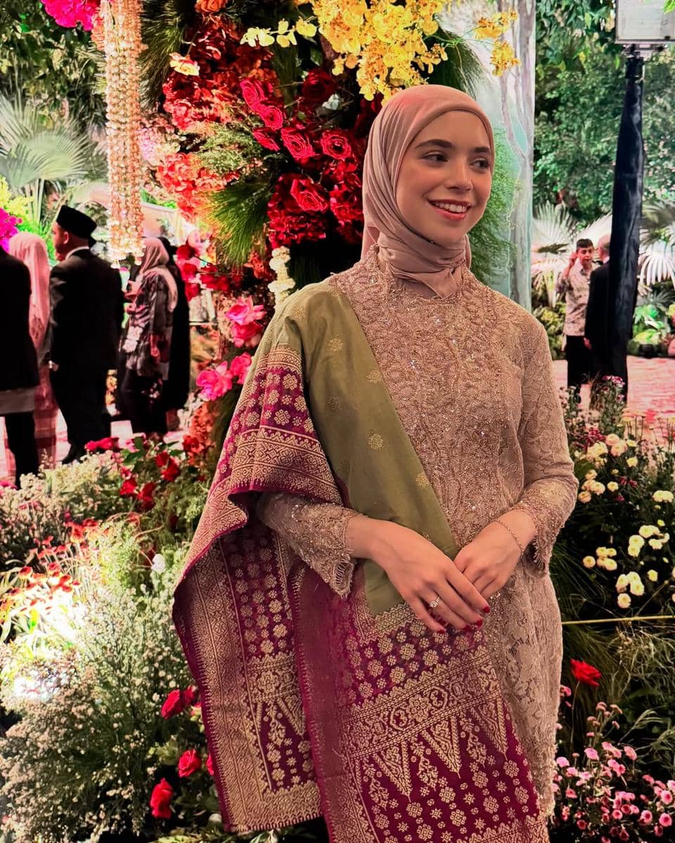 Isabel Azhari mengenakan Kebaya dan Selendang 