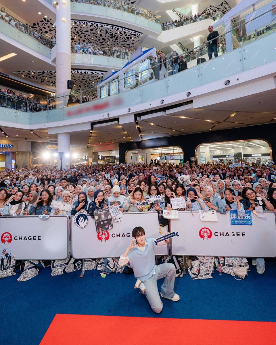 Momen CHENLE 'NCT' bersama para penggemar dalam sesi foto bersama di akhir acara. (Dok. CHAGEE Indonesia)