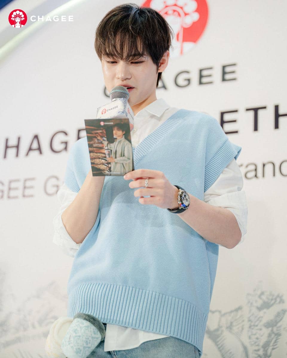 Potret CHENLE 'NCT' membaca surat yang menyentuh hati dari salah satu penggemar yang beruntung. (Dok. CHAGEE Indonesia)