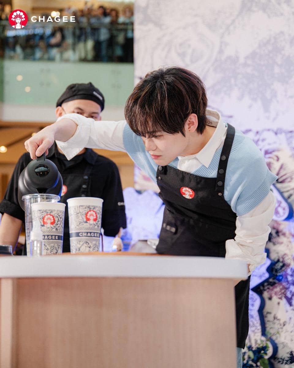 Potret CHENLE 'NCT' meracik langsung BO•YA Jasmine Green Milk Tea. (Dok. CHAGEE Indonesia)