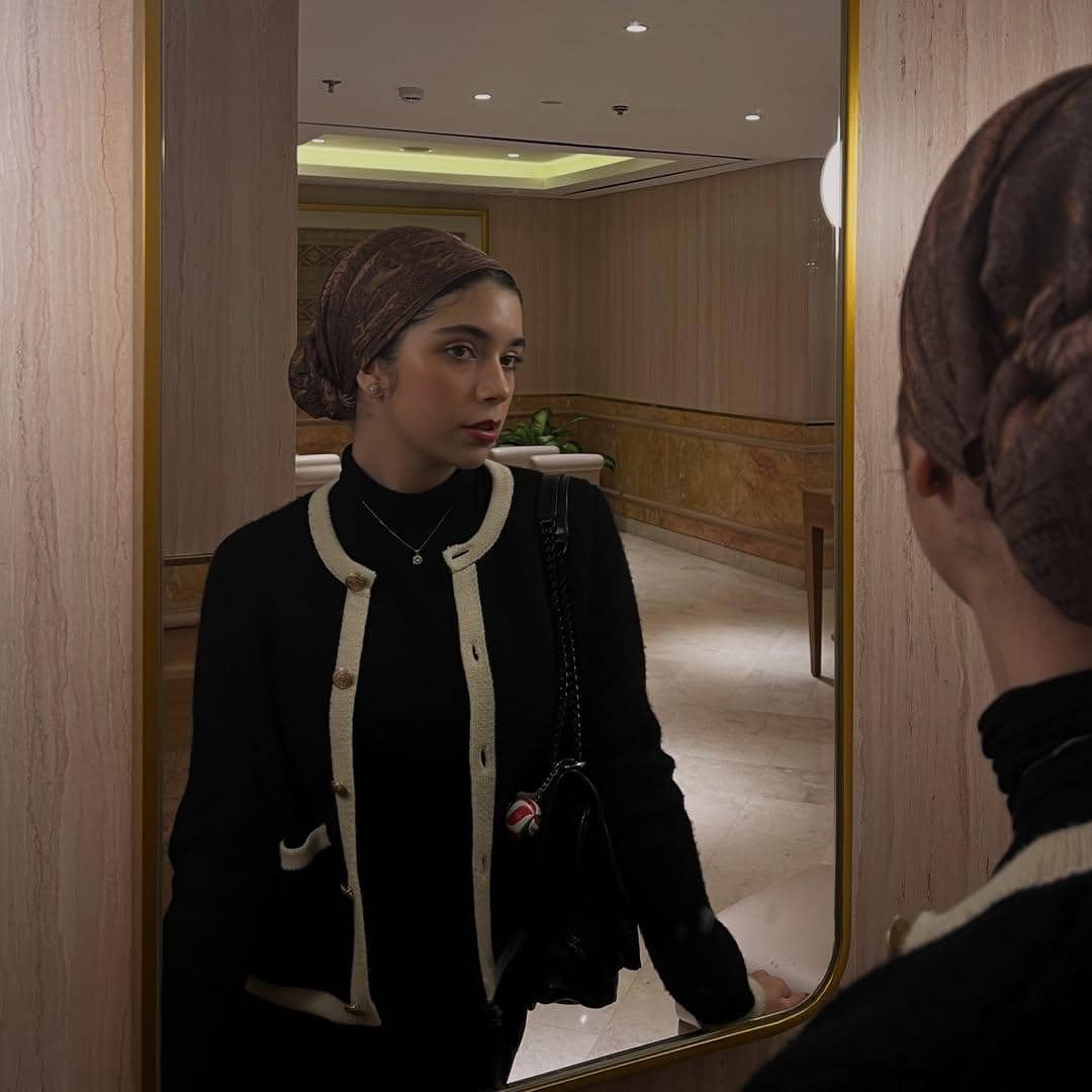 Isabel Azhari mengenakan Blazer dan Turban 