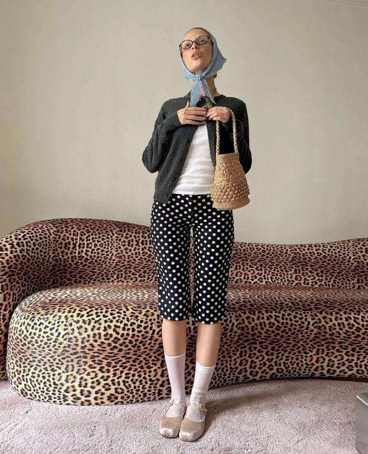 Capri Pants Polkadot dan Cardigan Abu