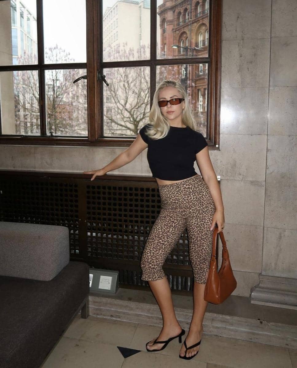 Capri Pants Leopard dan Kaus Hitam