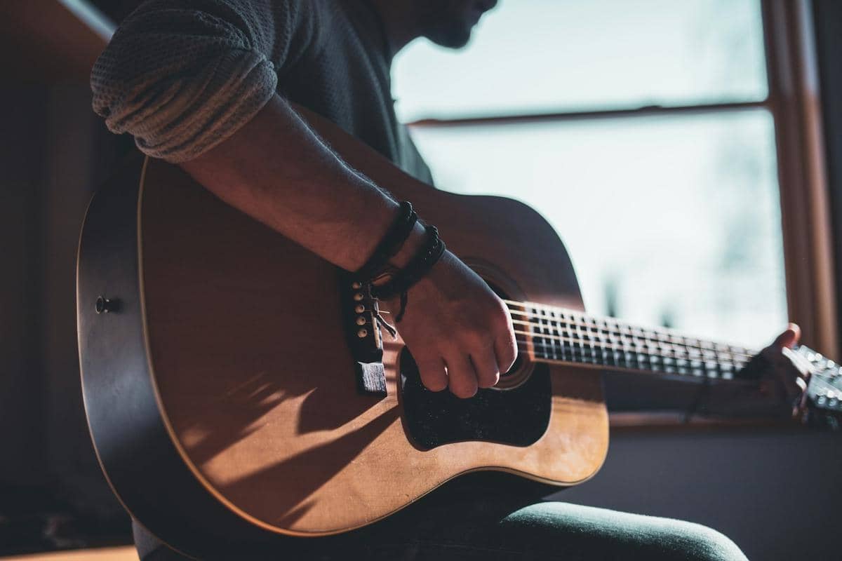 ilustrasi musisi bermain gitar (unsplash.com/jefflssantos)