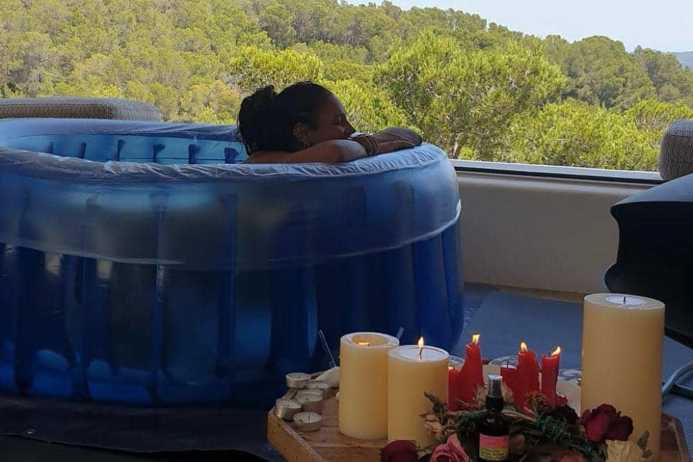 Calvin Harris dan Vick Hope Sambut Anak Pertama