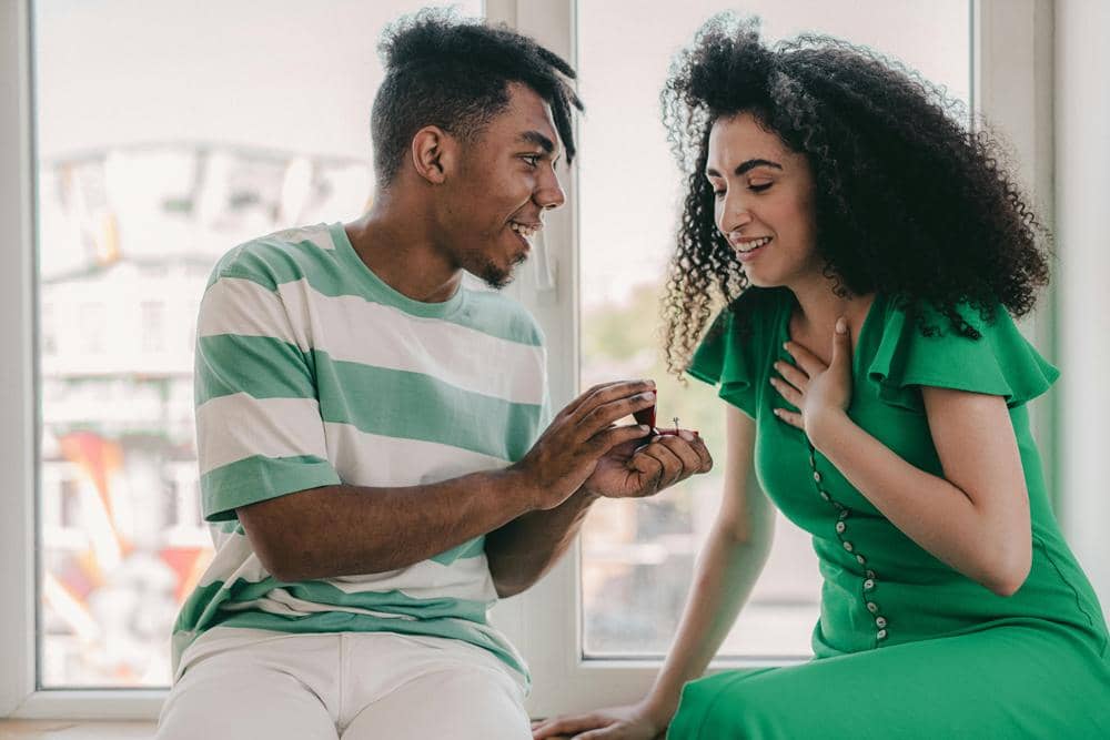 ilustrasi laki-laki melamar kekasih (pexels.com/SHVETS production)