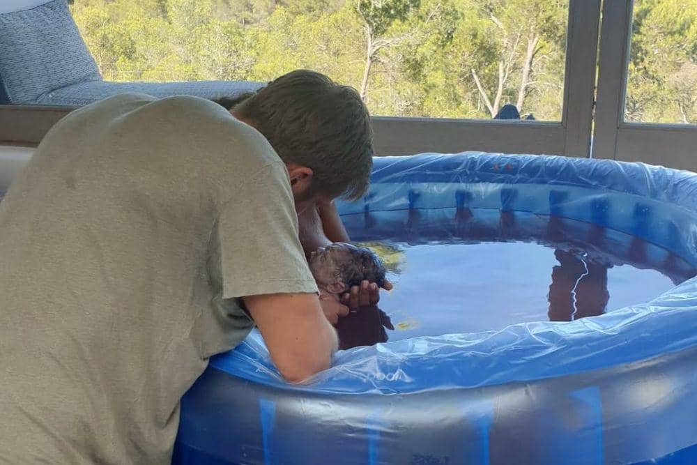 Calvin Harris dan Vick Hope Sambut Anak Pertama