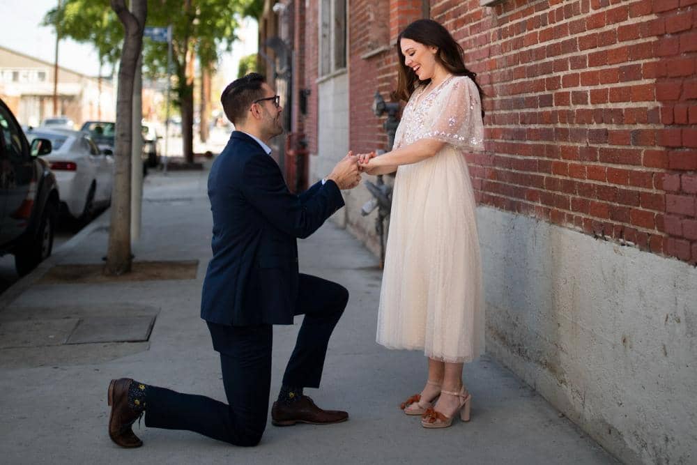 ilustrasi laki-laki melamar kekasih (freepik.com/freepik)