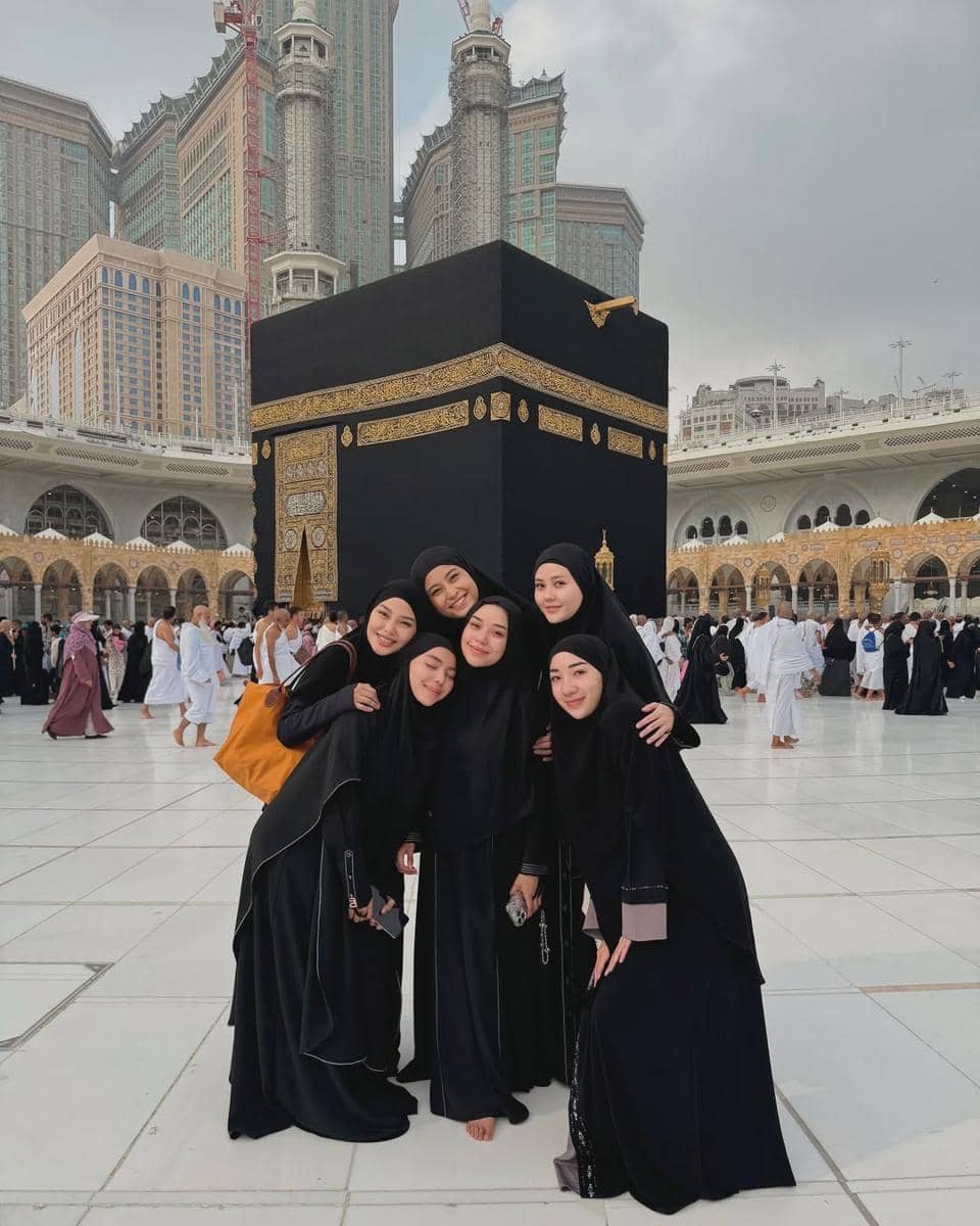 Potret Lula Lahfah bersama teman selebgramnya saat melakukan umrah. (instagram.com/daraarafah)