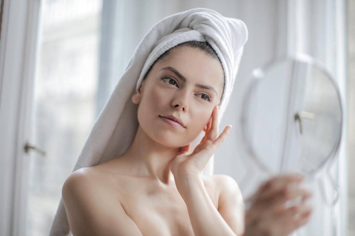 ilustrasi urutan skincare pagi untuk kulit kering