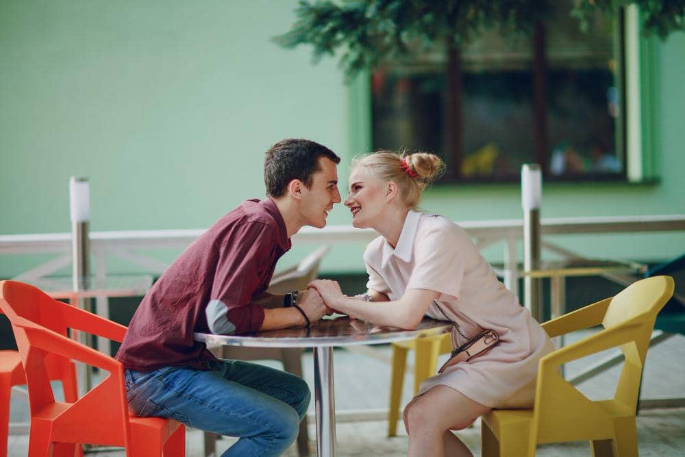 ilustrasi pasangan berkencan (freepik.com/prostooleh)