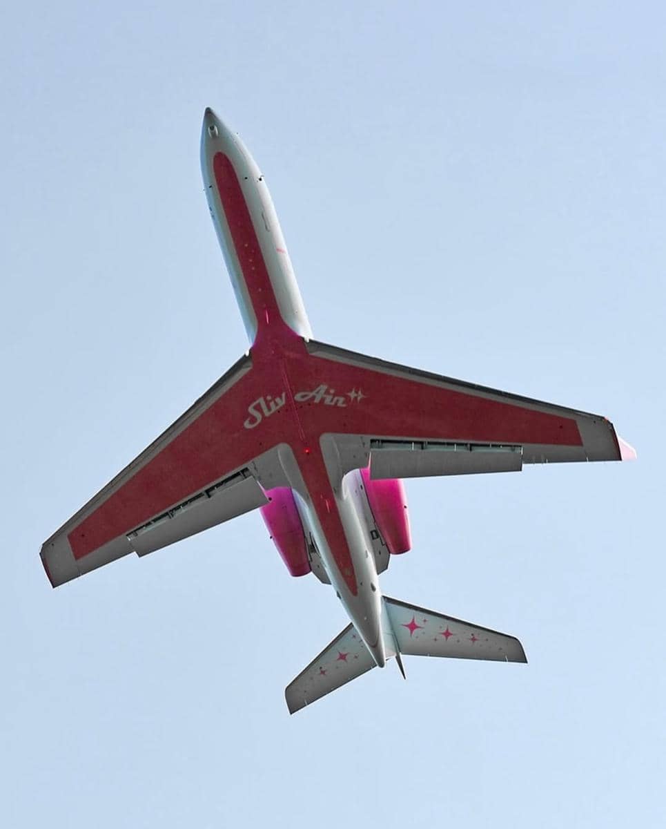 Potret jet pribadi Paris Hilton, Sliv Air saat terbang. (instagram.com/luxury)