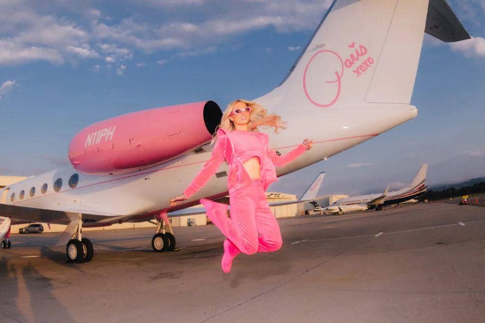 Potret Paris Hilton dengan jet pribadi terbarunya, Sliv Air. (Situs yahoo.com)