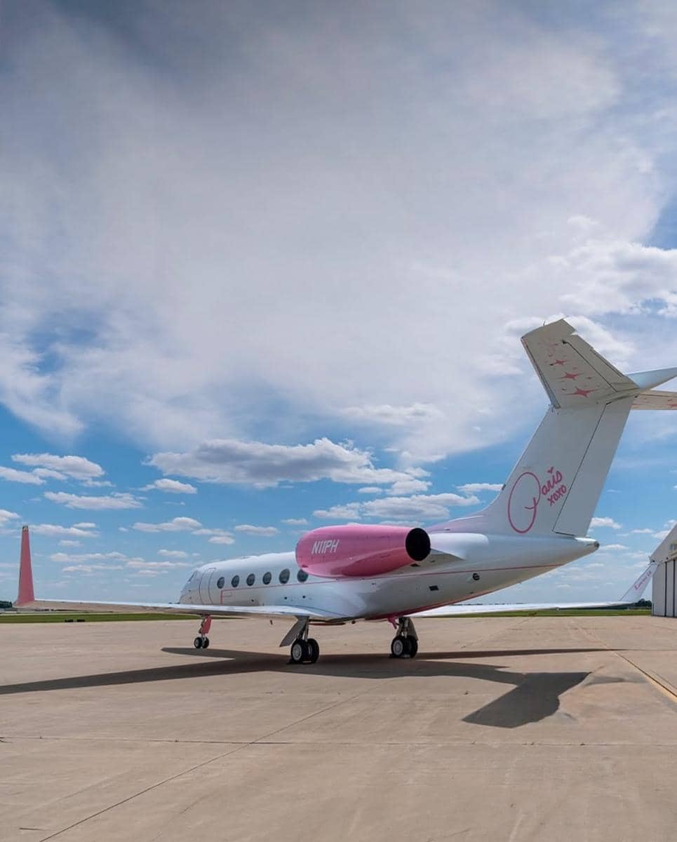 Tampak luar dari jet pribadi Paris Hilton, Sliv Air. (instagram.com/luxury)
