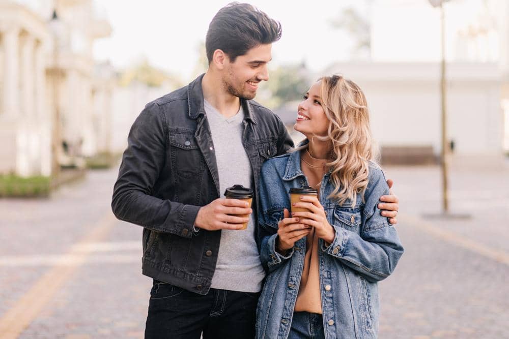 ilustrasi pasangan berkencan (freepik.com/lookstudio)